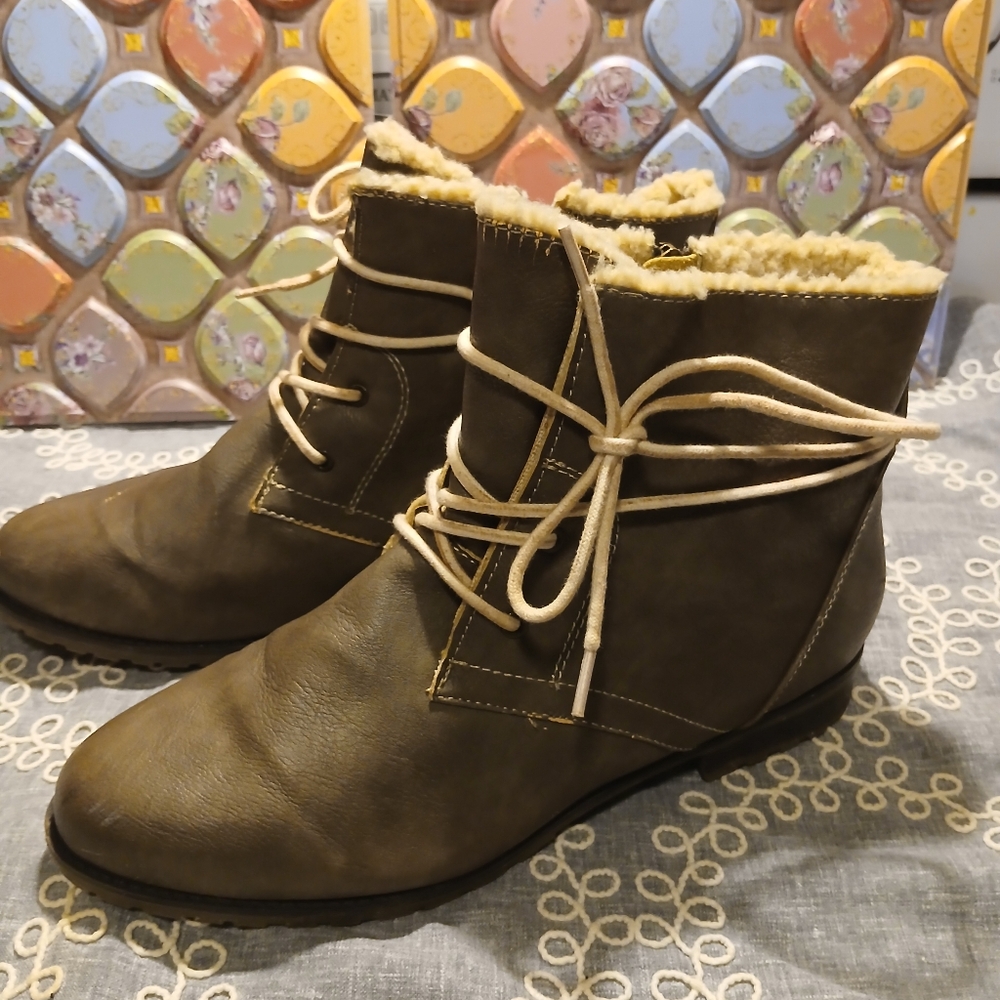 Women Woooled Lined BOOTS